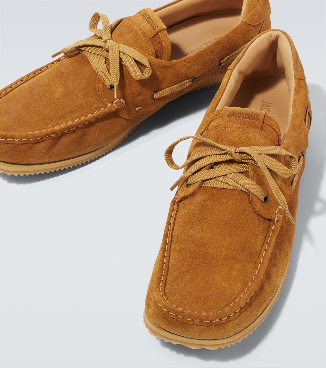 Туфли-лодочки Batto из замши с крокодиловым эффектом Jacquemus, кэмел — фото 3