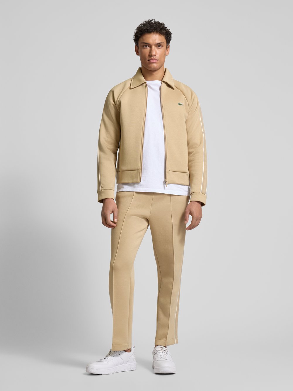 

Узкие спортивные брюки с нашивкой-лейблом Lacoste, бежевый