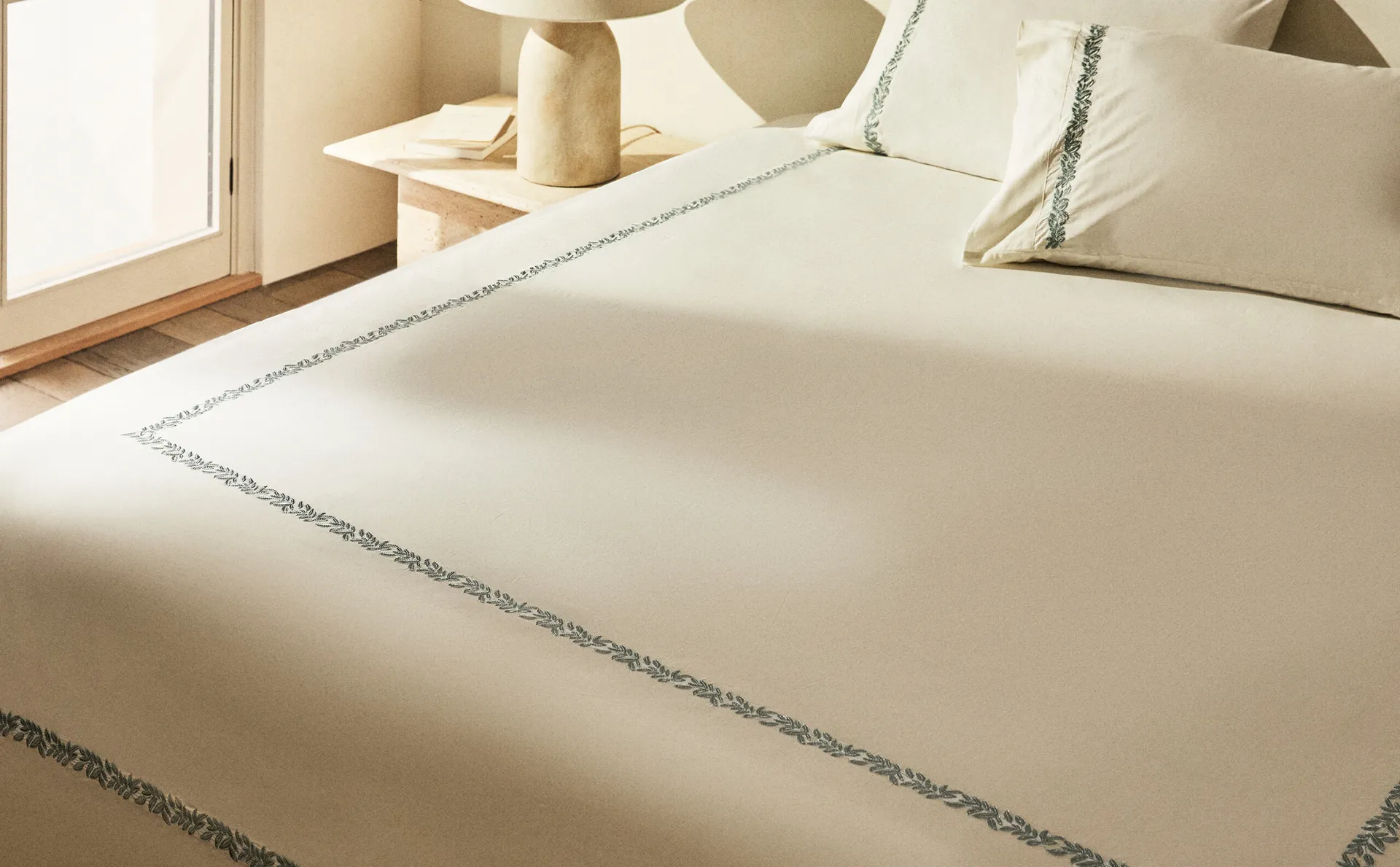 

Пододеяльник с вышитыми листьями Zara Home, экрю