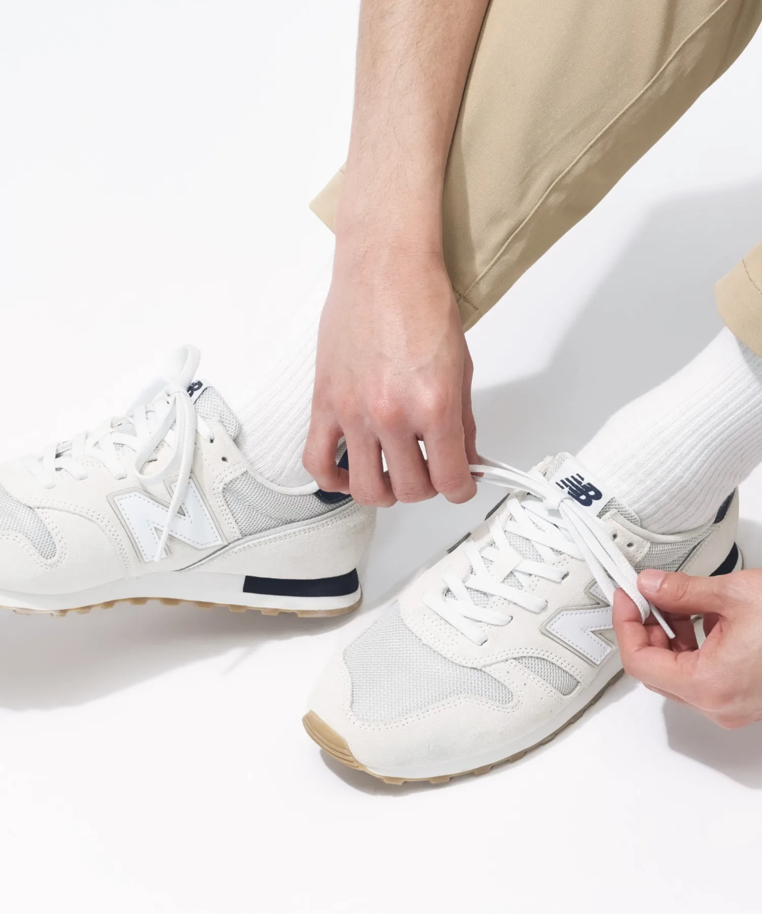 Унисекс кроссовки из замши и сетки New Balance 373 бело-серые — фото 2