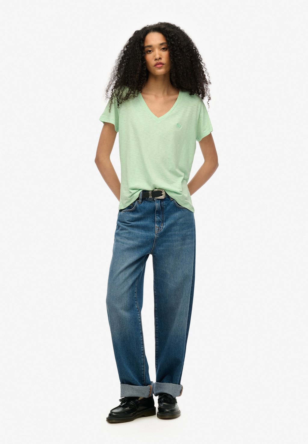 Базовая футболка EMBROIDERED V NECK Superdry, зеленый — фото 2