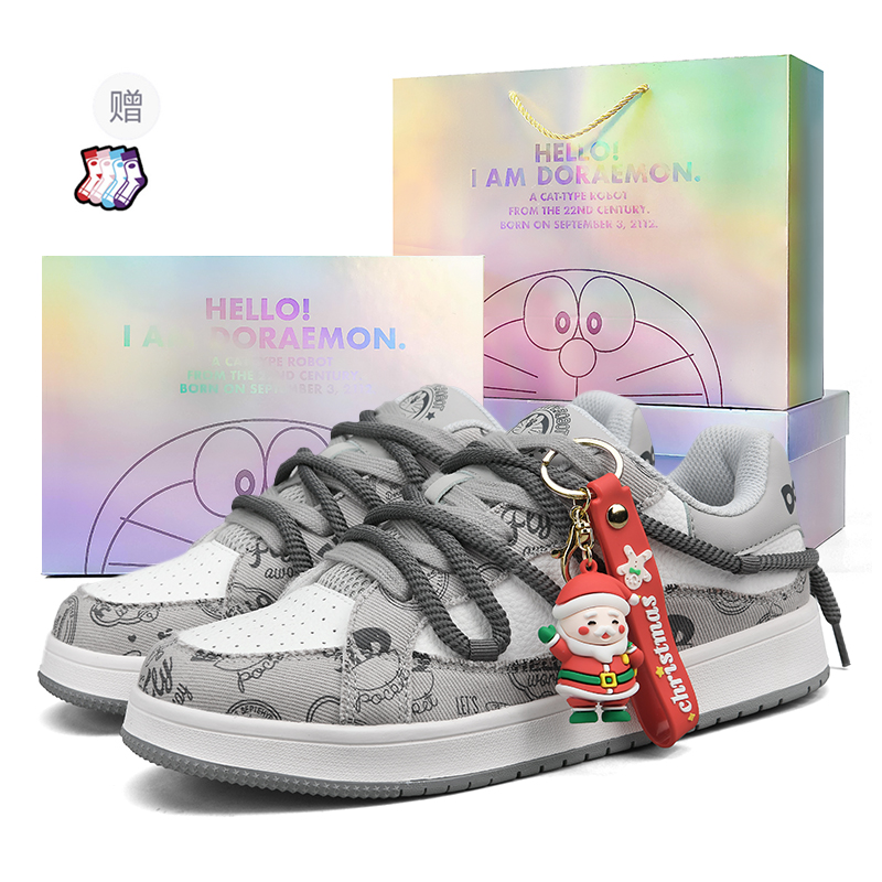 

Doraemon Дораэмон, лимитированная коллекция, пухлые кроссовки низкие скейтерские унисекс ледниково-серые (рождественская коллекция) [подарочная коробка] + модные носки