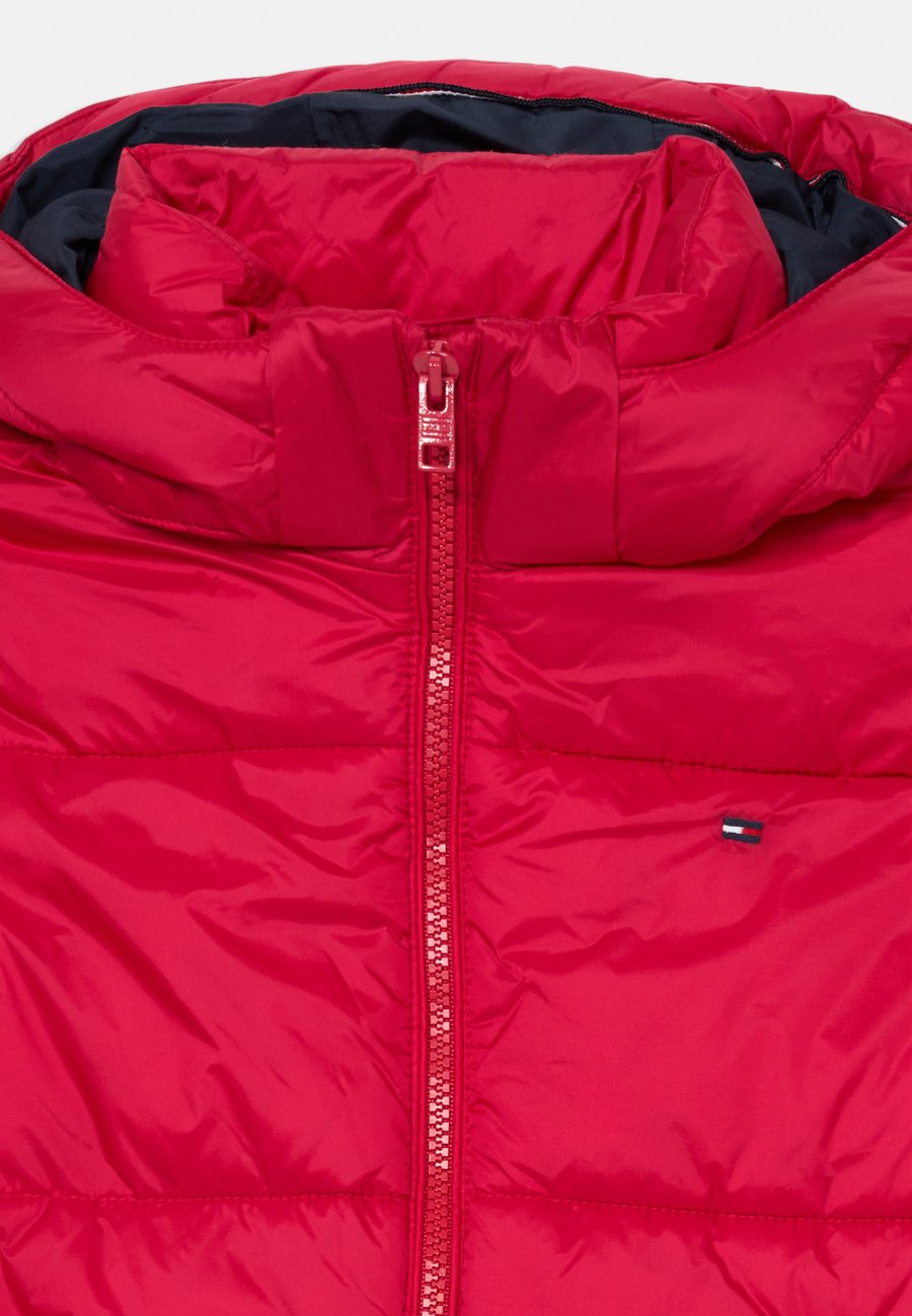 Зимняя куртка Tommy Hilfiger HOODED SHINY PUFFER UNISEX, Ruby Rhubarb/Red — фото 4