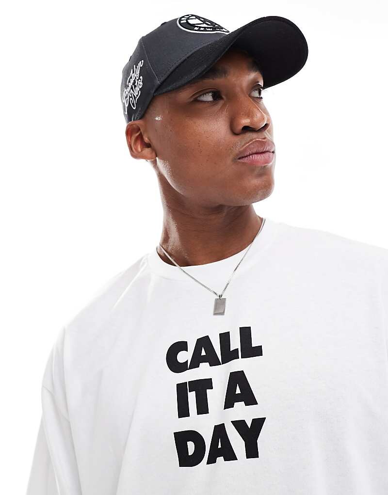 

Белая укороченная футболка свободного кроя ASOS DESIGN с графическим принтом Call it a Day