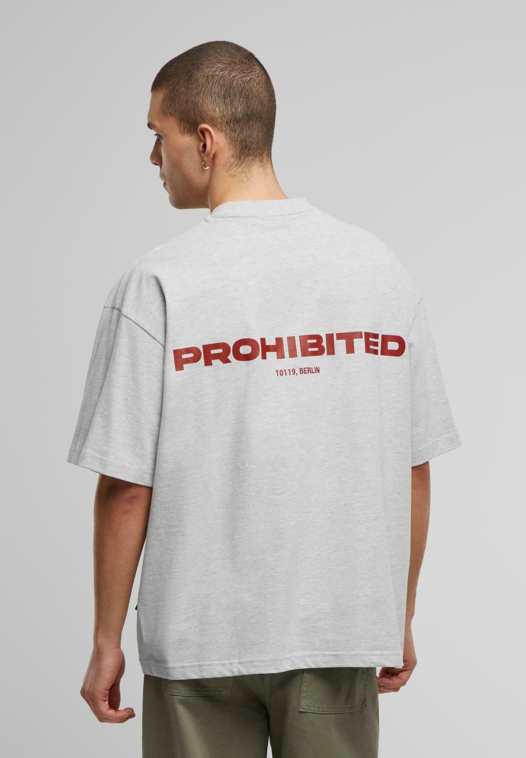 

Футболка с принтом PROHIBITED, серый
