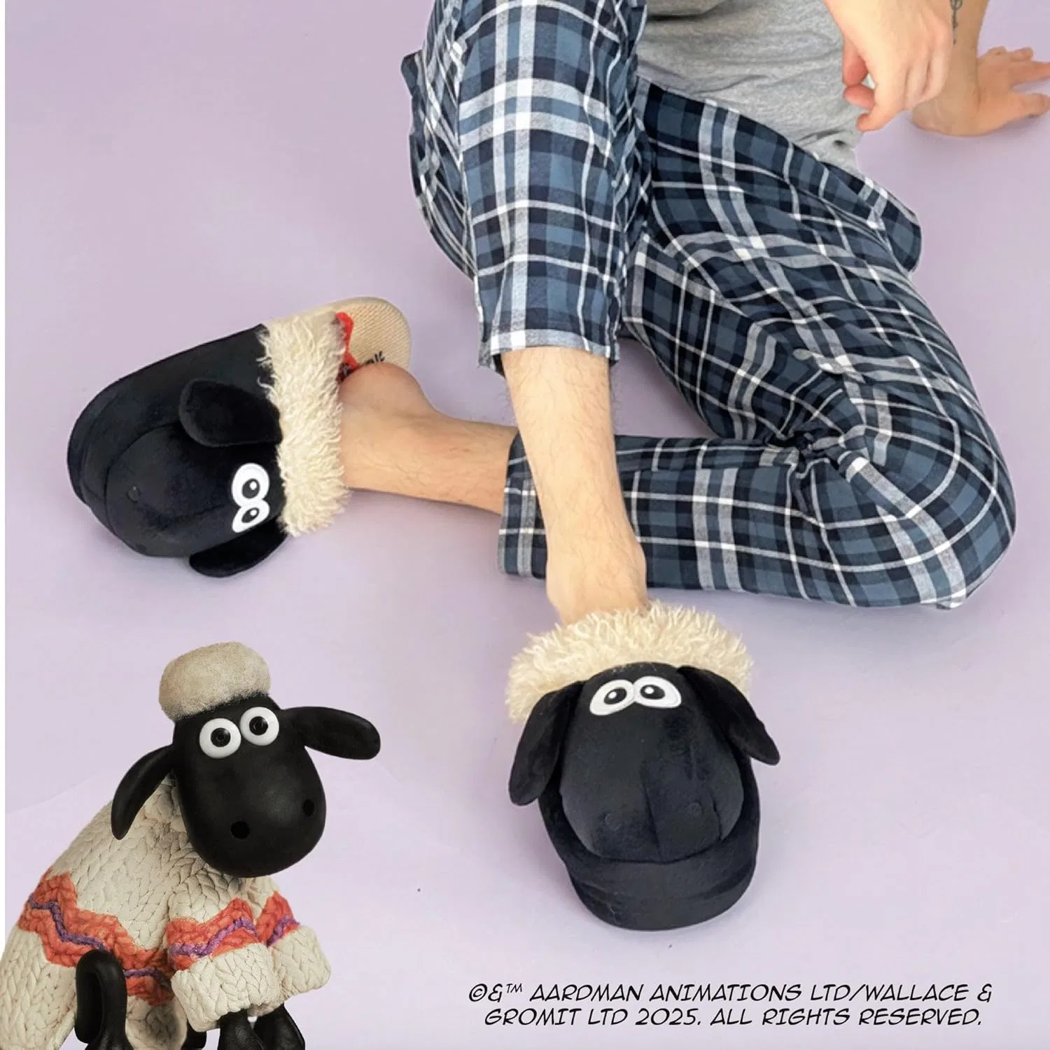 Тапочки Coddies Shaun the Sheep - мягкие тапочки из пеноматериала с эффектом памяти и жесткой подошвой - уютные тапочки для мужчин, женщин и подростков - официальные подарки Shaun the Sheep — фото 2