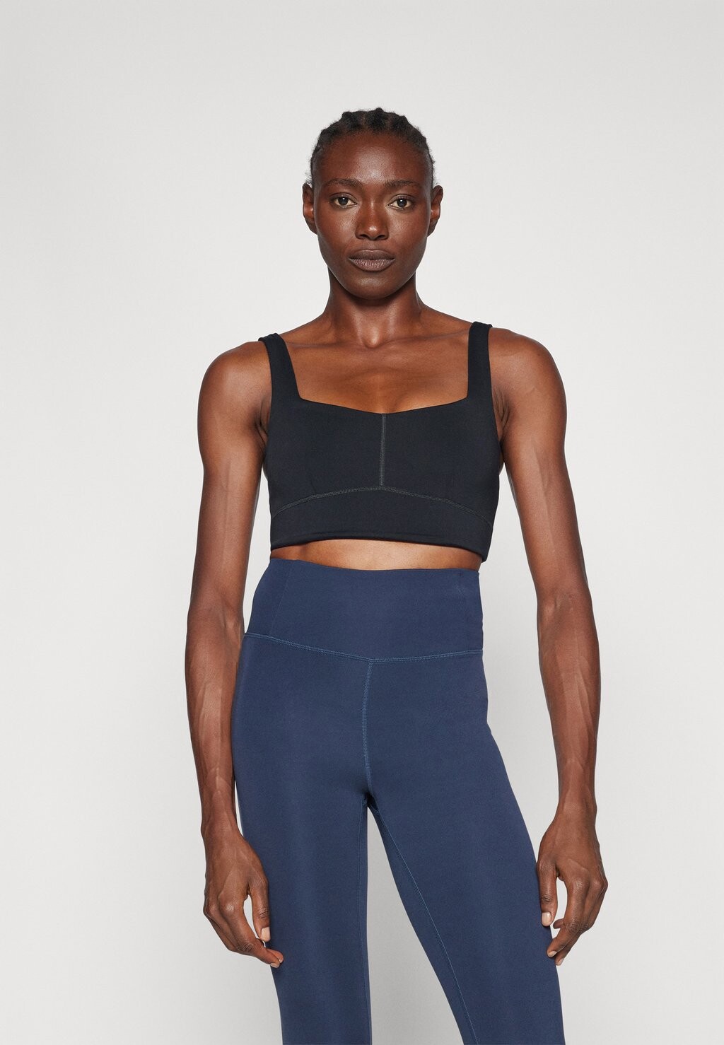

Спортивный бюстгальтер средней поддержки LUXE ADDISON BRA Girlfriend Collective, черный