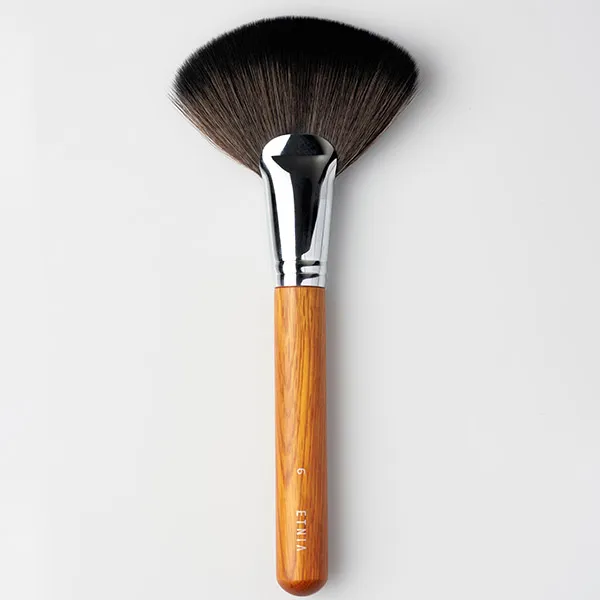 

Веерная кисть Fan Brush Etnia Cosmetics, 1 UD