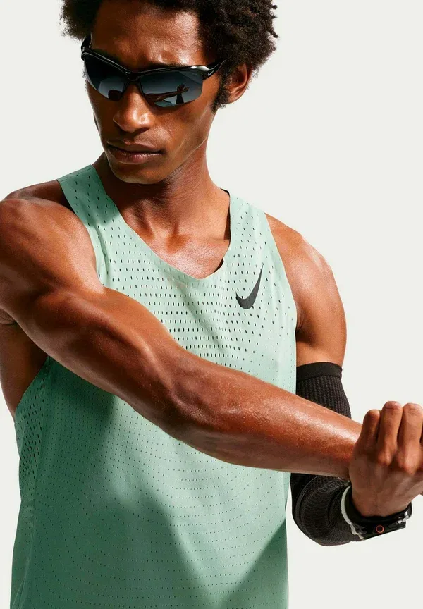 Футболка для бега Aeroswift Top Nike Performance, цвет парно-черный — фото 3