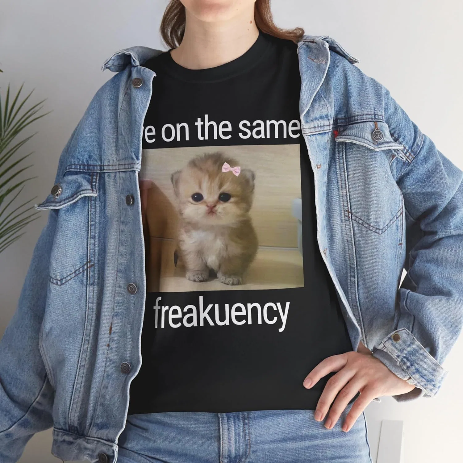 Футболка We On The Same Freakuency Cat Meme, Goofy Ahh Brainrot Weird Cotton GENERIC, черный — фото 3