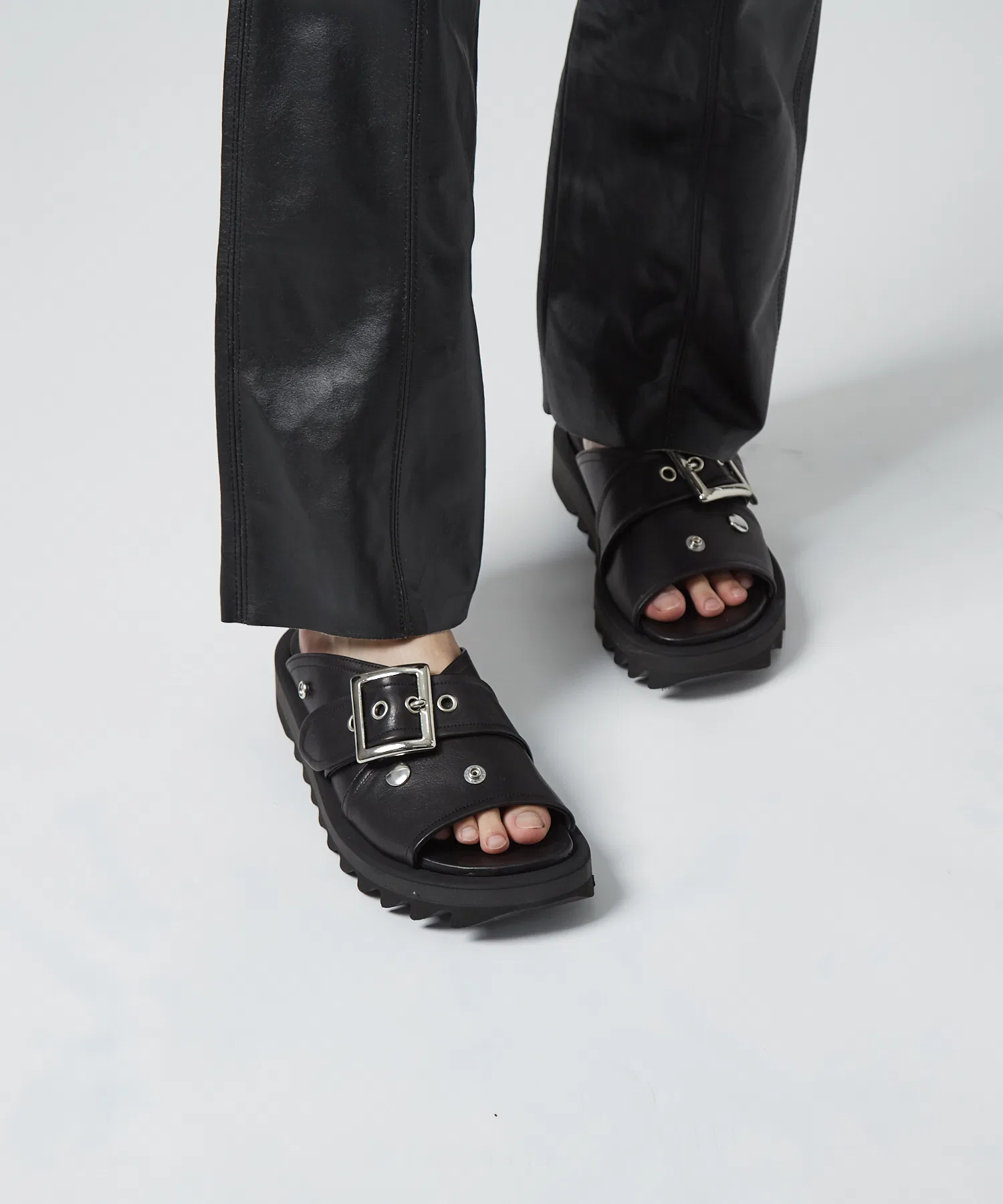 Мужские сандалии alfredoBANNISTER WRAP SHOESライダース バックル ボリュームソール スライドサンダル — фото 2
