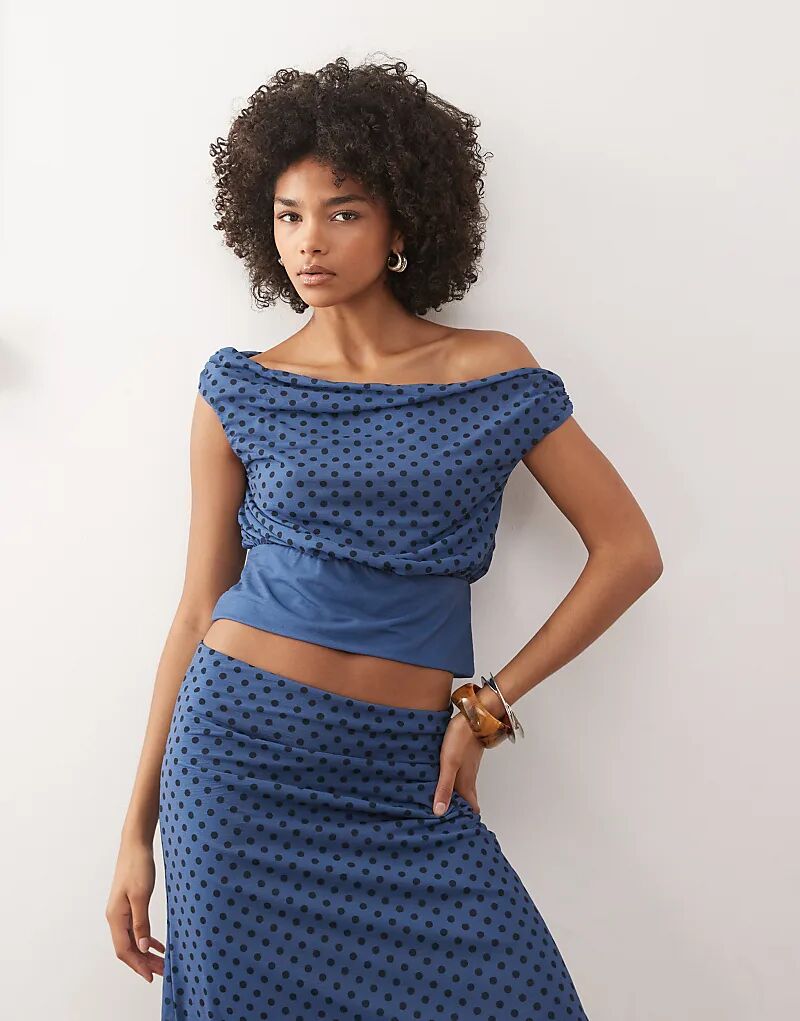 

Топ с открытыми плечами Reclaimed Vintage с сетчатым принтом в сине-черный горошек