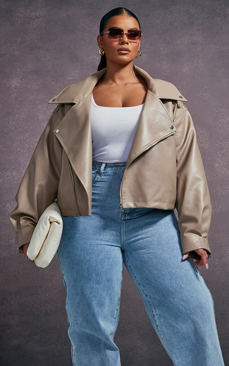 

PrettyLittleThing Объемная байкерская куртка на стеганой подкладке Plus Taupe из искусственной кожи