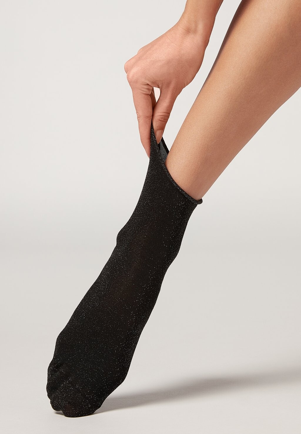 

Носки KURZ MIT MODISCHEM MUSTER Calzedonia, черный металлик