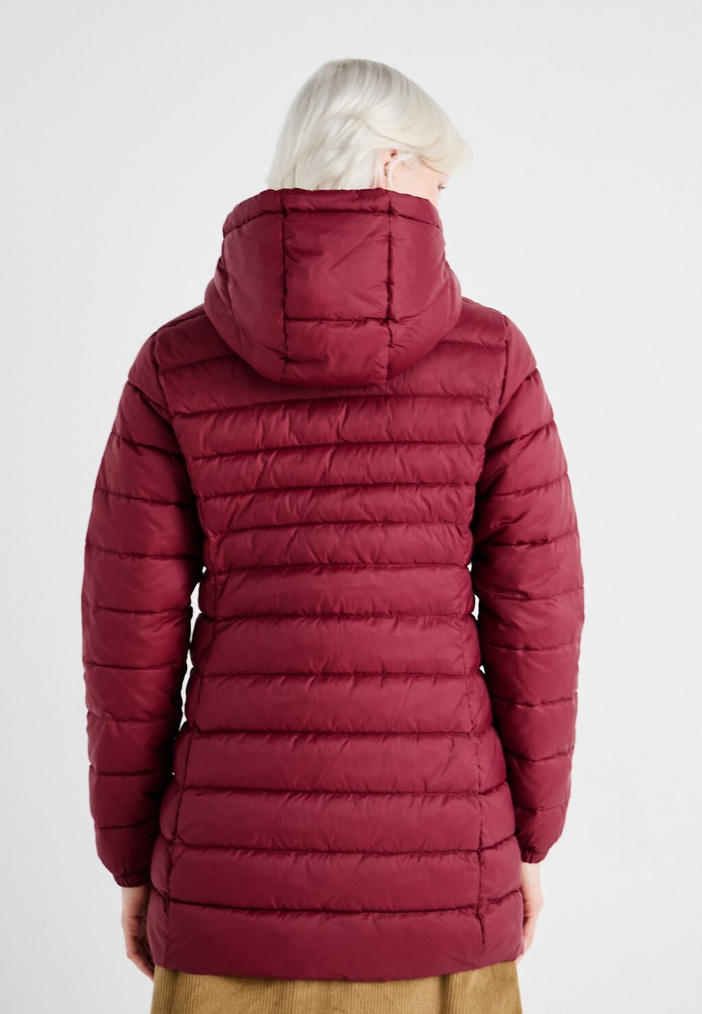 

Короткое пальто ONLNEWTAHOE QUILTED HOOD COAT ONLY, красный