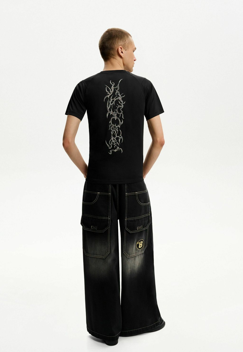 

Футболка с принтом SHORT SLEEVE Bershka, черный