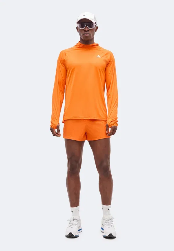 Шорты спортивные короткие Nike Acg, оранжевый защитный/белый вершинный — фото 2