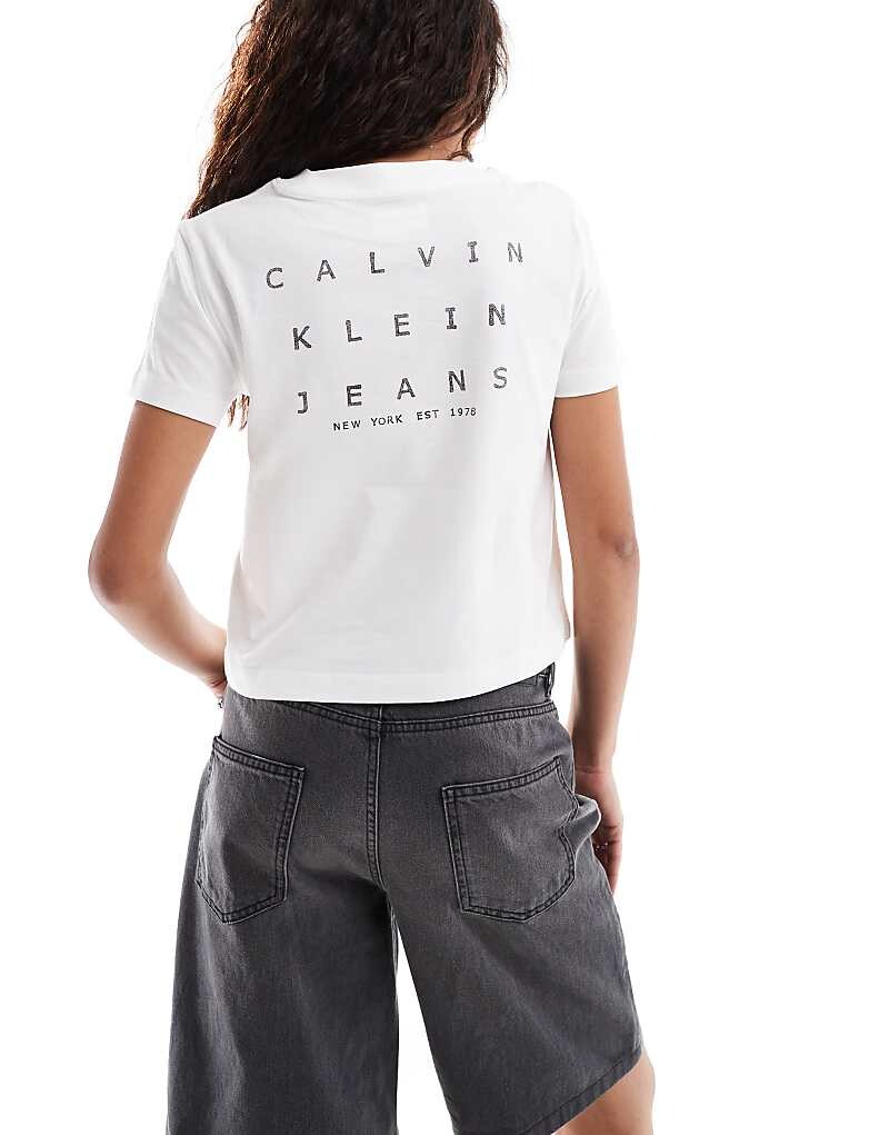 

Calvin Klein Jeans – короткая белая футболка с принтом на спине