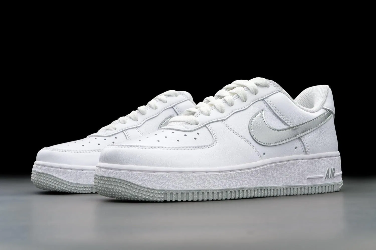 Мужские баскетбольные кроссовки Nike Air Force 1 '07 Lv8, белый — фото 2