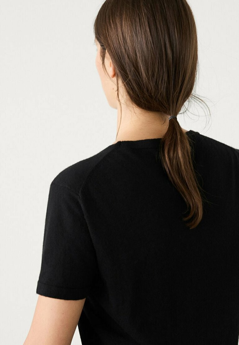 

Базовая футболка SHORT SLEEVE CREW NECK Massimo Dutti, черный