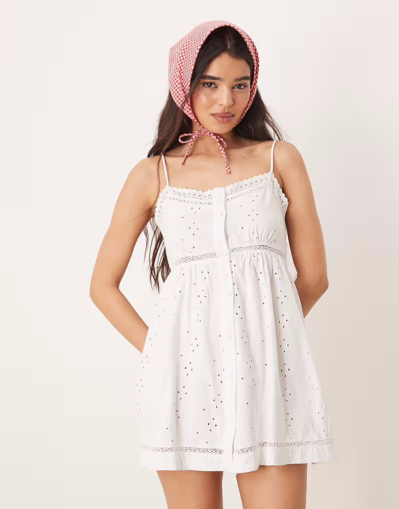 

ASOS DESIGN мини-платье с вышивкой на пуговицах белого цвета