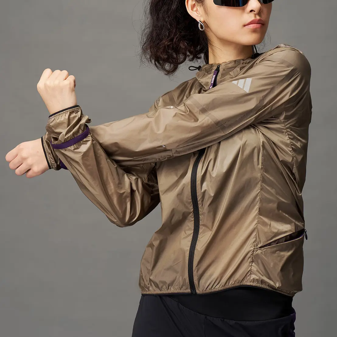 Adidas Женская куртка с ветрозащитой, Light Gray Brown — фото 4