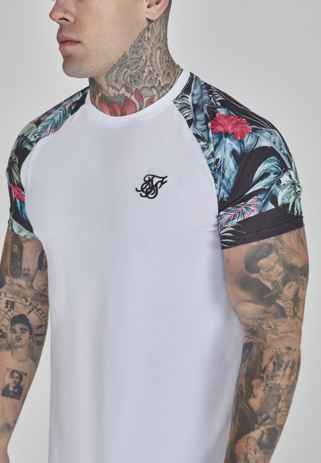 

Футболка с принтом Raglan SIKSILK, белая