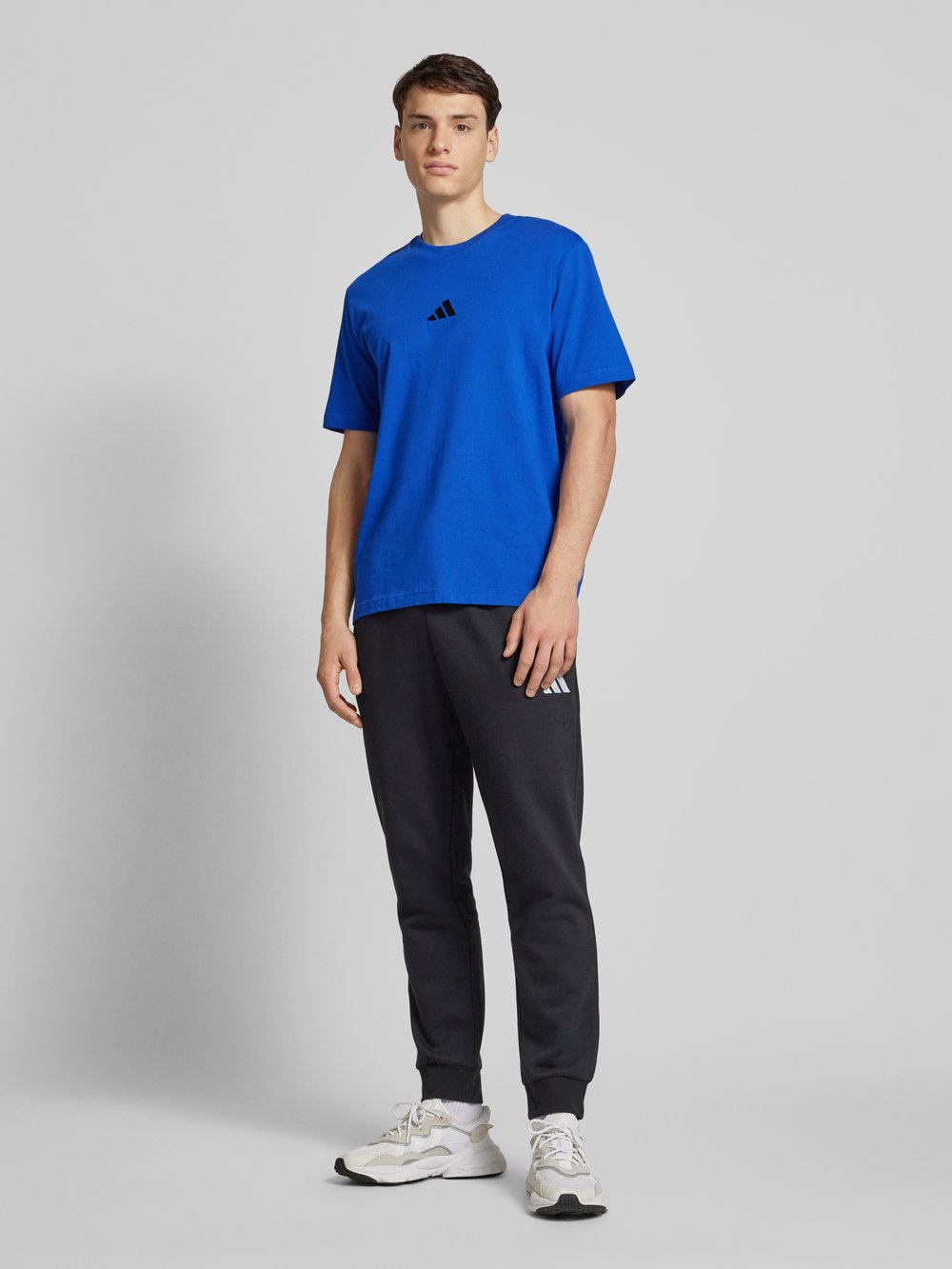 

Футболка с вышитым логотипом ADIDAS SPORTSWEAR