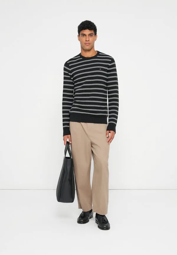 Джемпер с круглым вырезом, выполненный из фактурной трикотажной ткани. Tommy Hilfiger, Black/Ivory Petal — фото 2