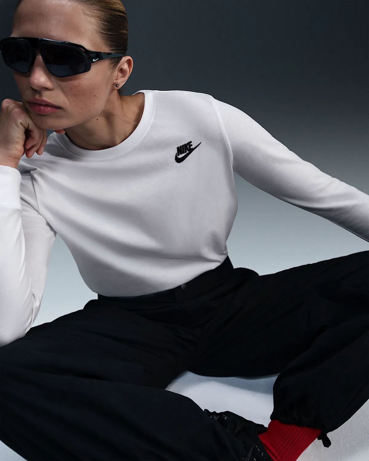 Женская футболка с длинным рукавом Nike Sportswear Club, White/Black — фото 3