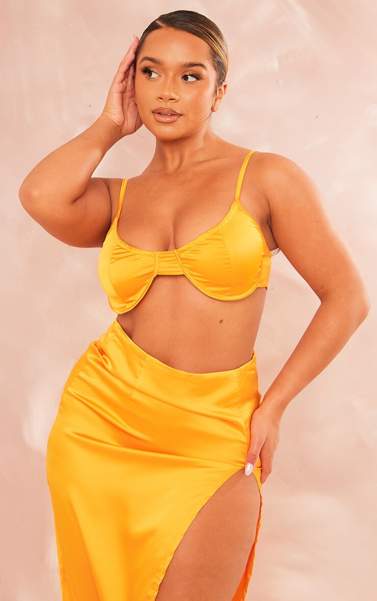 

PrettyLittleThing Оранжевый атласный бюстгальтер с чашечками и бретелями формы