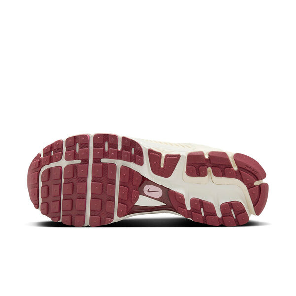 Кроссовки (WMNS) Nike Air Zoom Vomero 5 'Valentine's Day', цвет coconut milk/white/dragon red/soft pink — фото 2