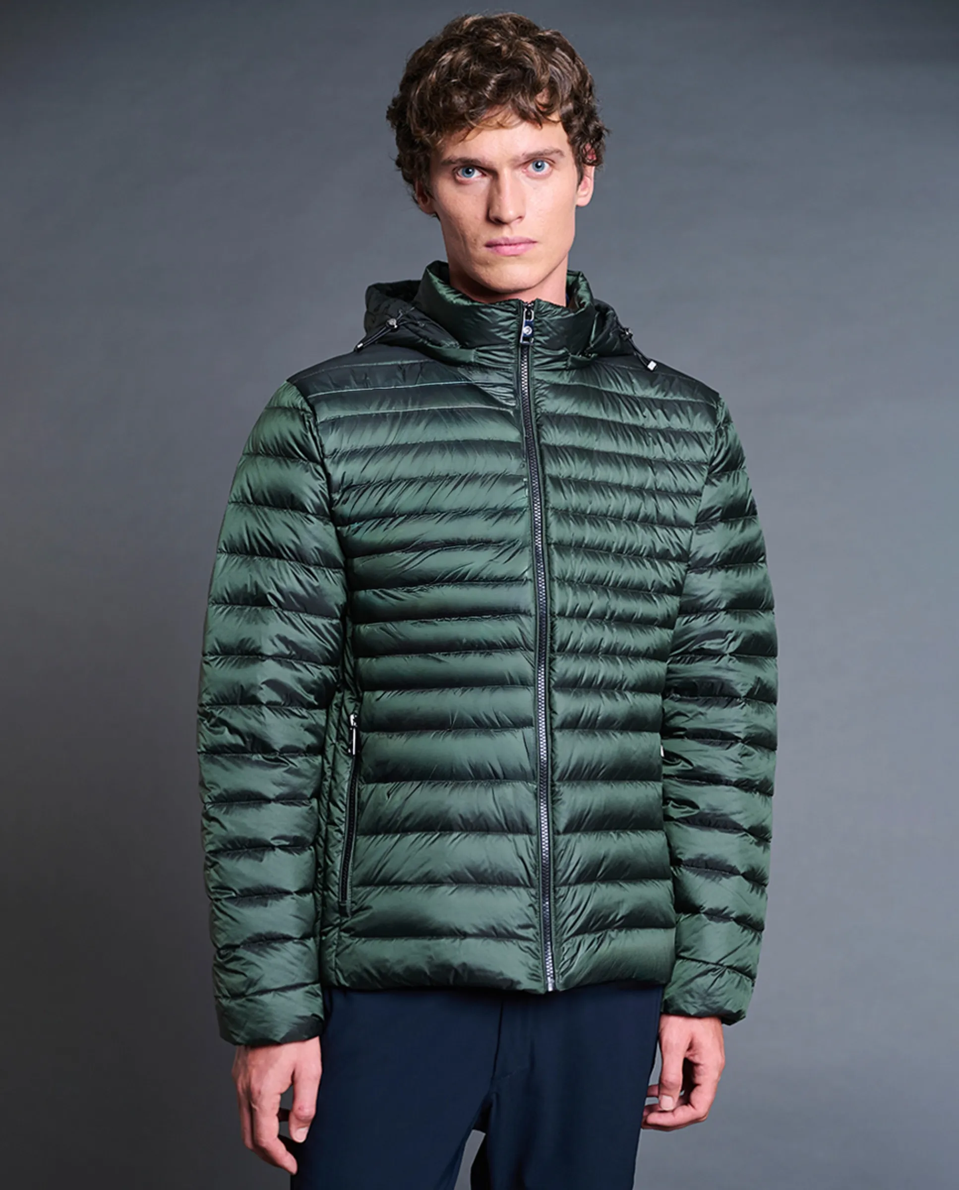 

Знаковый пуховик, выполненный из технической ткани в чистом уличном стиле Henry Arroway, темно-зеленый