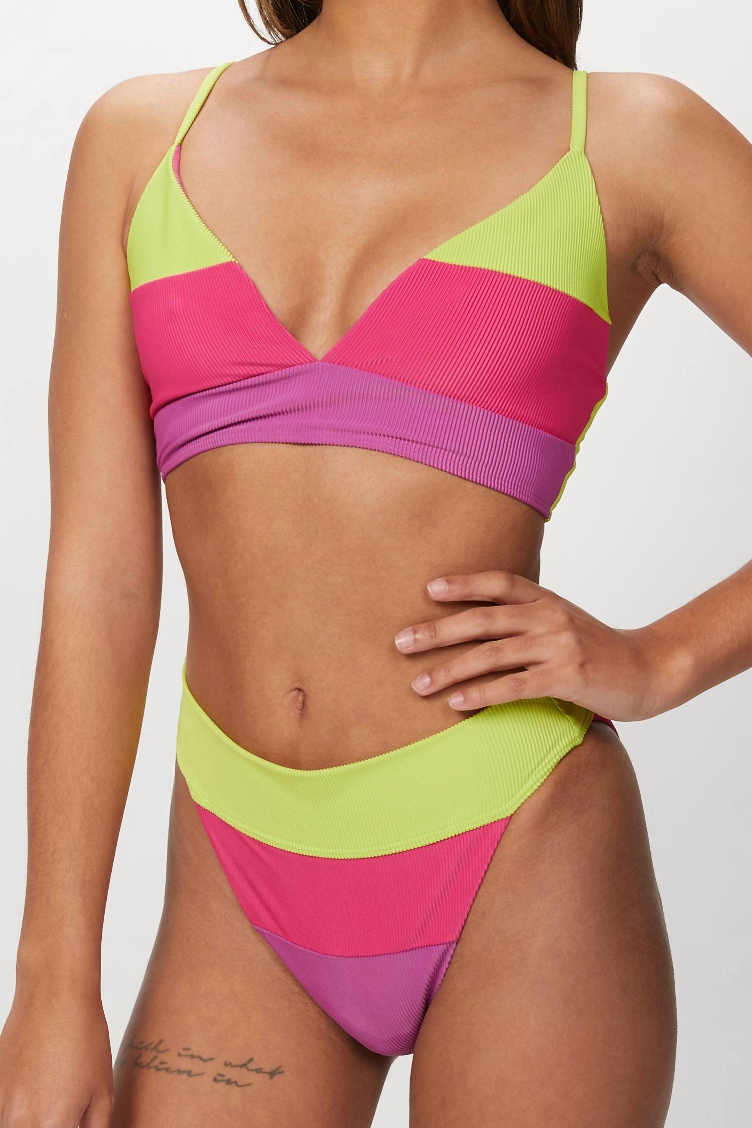 

Топ Riza в цвете Lime Punch Colorblock Beach Riot