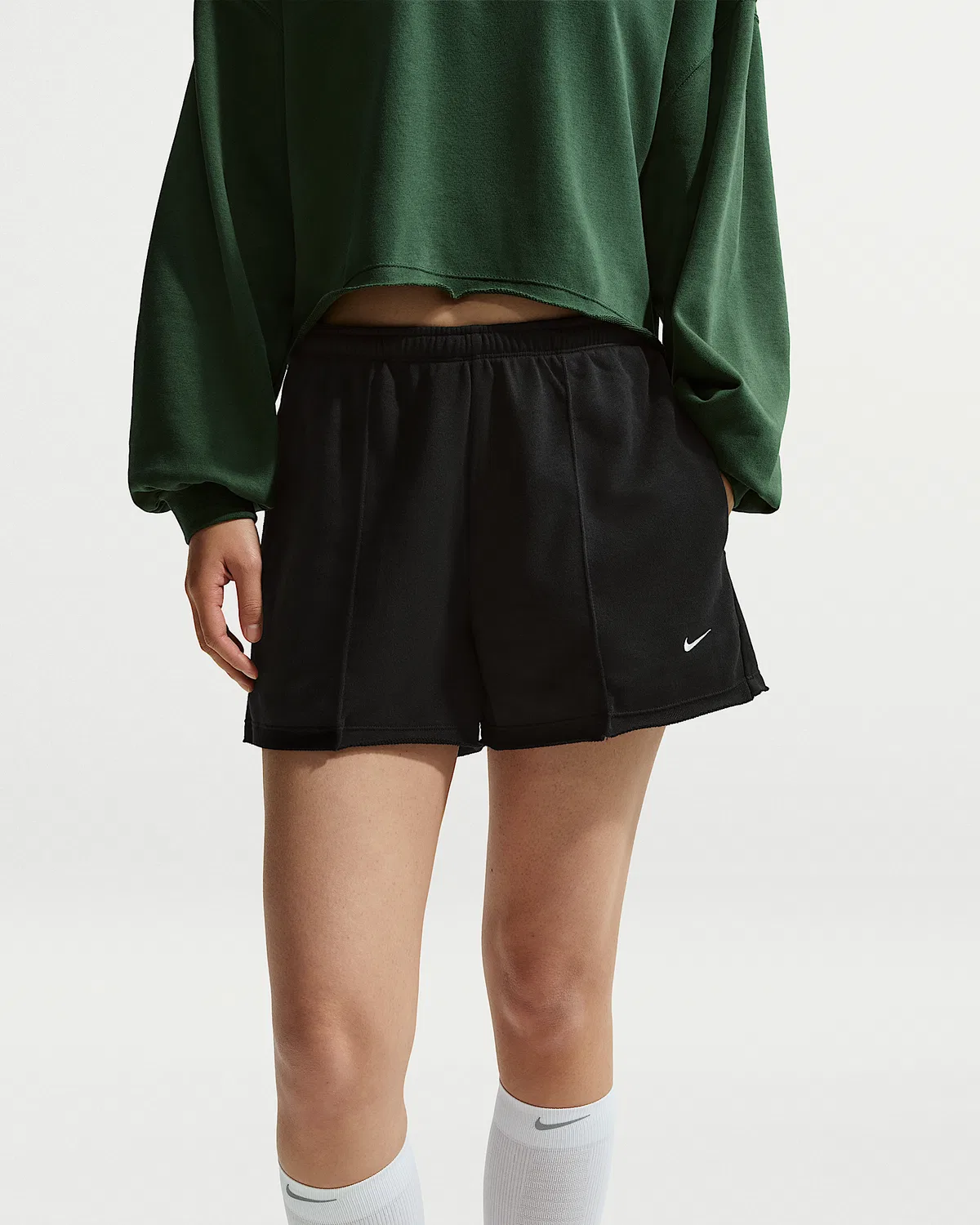 Женские шорты Nike Sportswear Chill Terry из французского махрового трикотажа со средней посадкой, Black/Black/Sail — фото 2