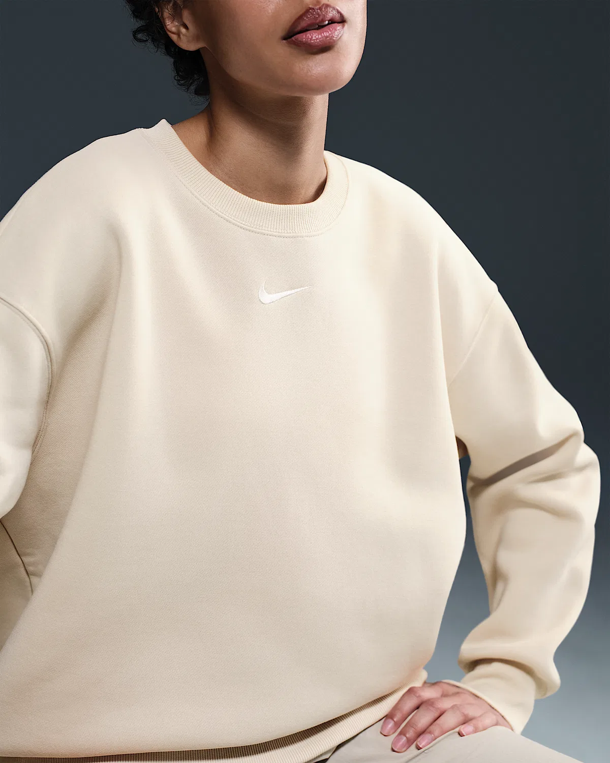 Женский оверсайз свитшот с круглым вырезом Nike Sportswear Phoenix Fleece, Light Orewood Brown/Sail — фото 3