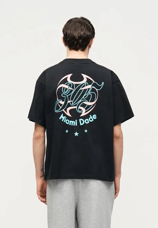 Футболка с принтом «город миа» Adidas Originals, Black/Pulse Aqua