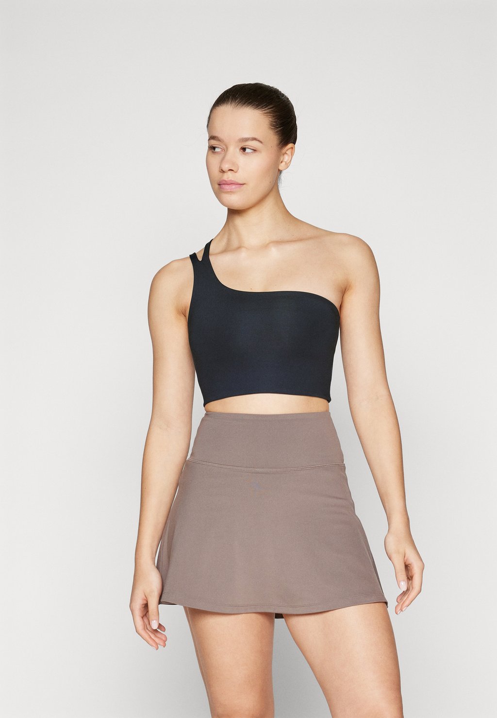 

Спортивный бюстгальтер средней поддержки UMA ONE SHOULDER BRA Girlfriend Collective, черный