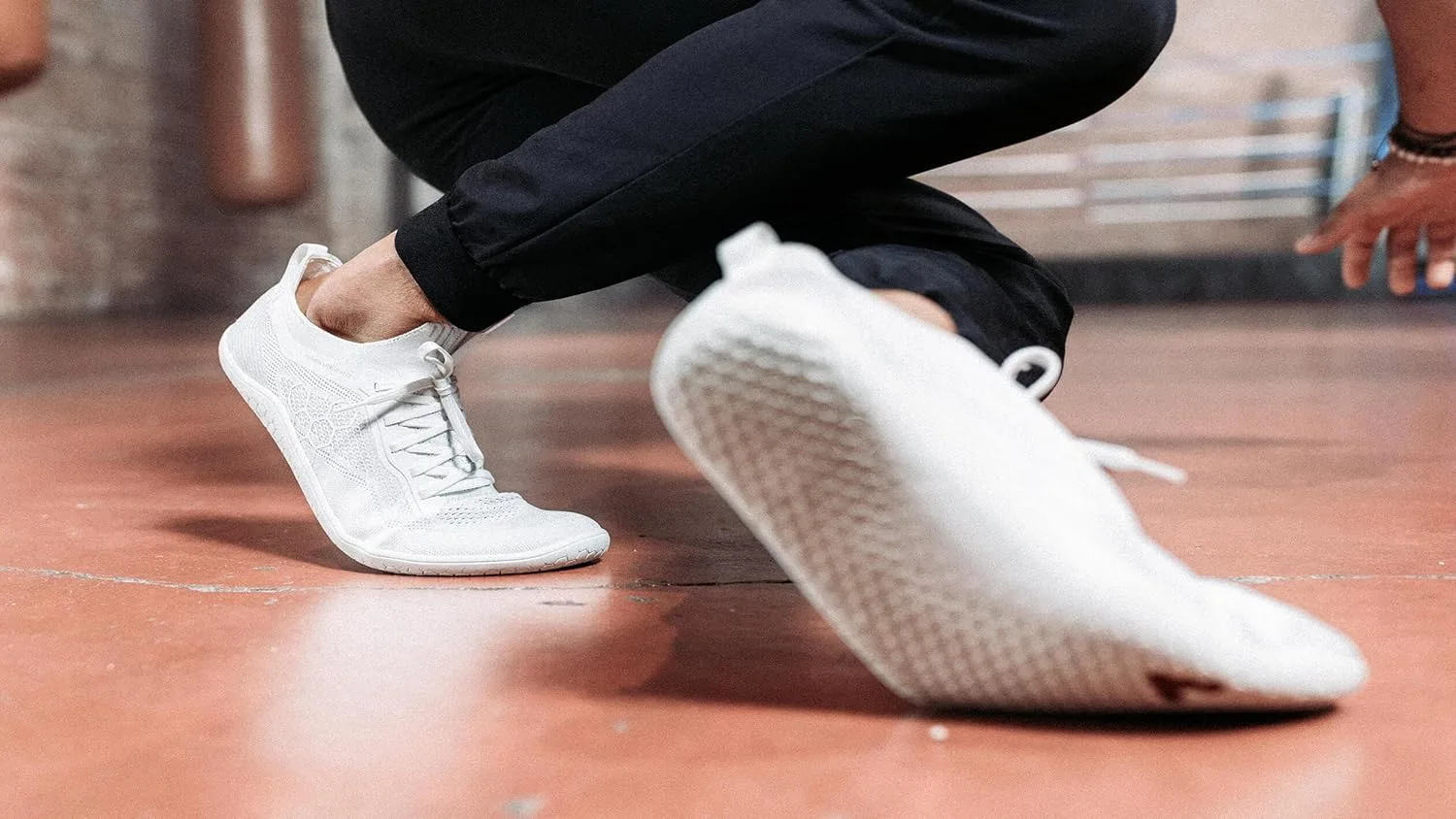Кроссовки для ходьбы босиком VIVOBAREFOOT Primus Lite Knit для мужчин, сверхлегкая обувь, развивает силу, баланс и подвижность, широкая посадка, обеспечивают заземление, гибкие, успокаивающие, как морская вода, ярко-белый — фото 2