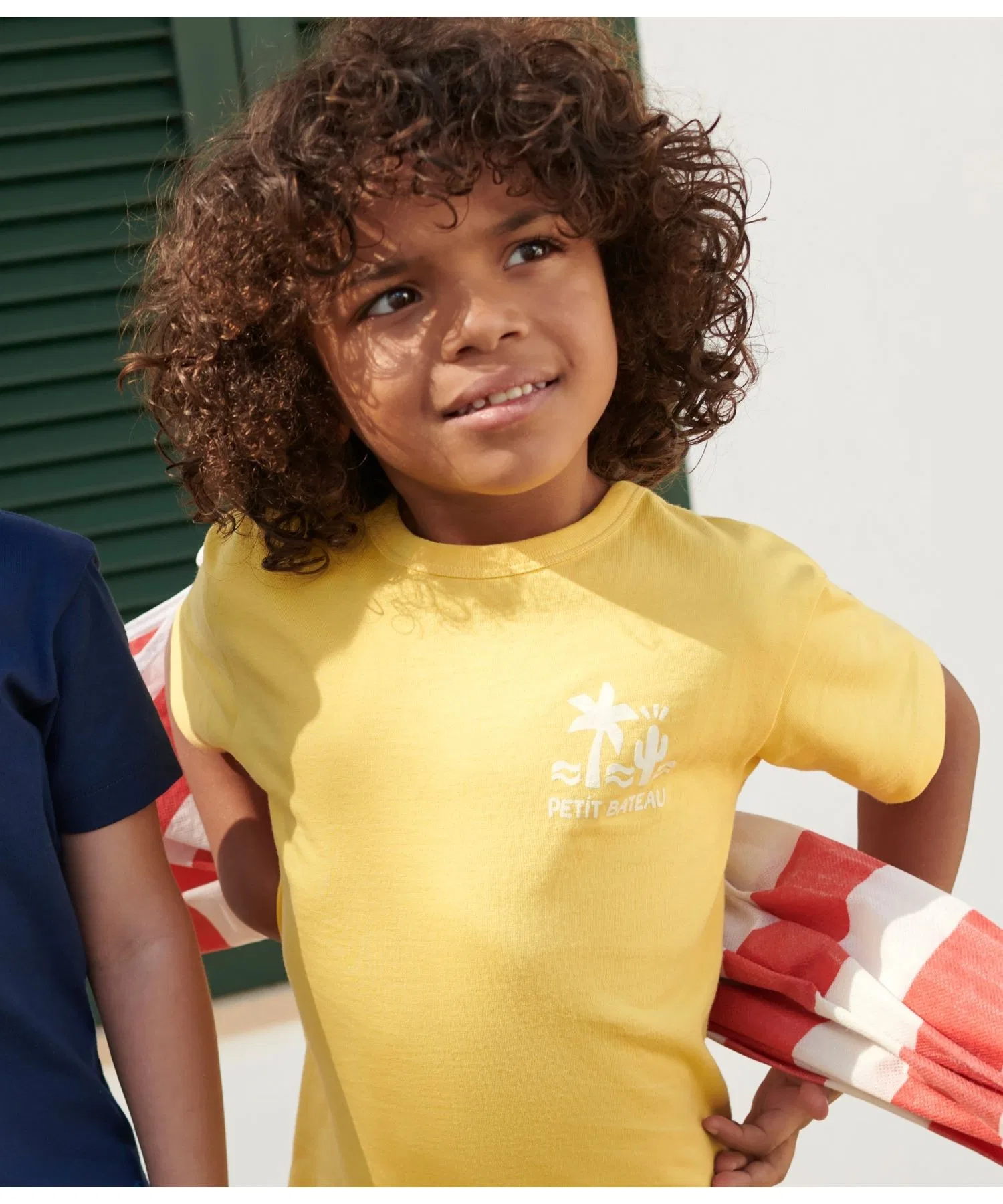 Детская футболка с принтом PETIT BATEAU жёлтая — фото 4