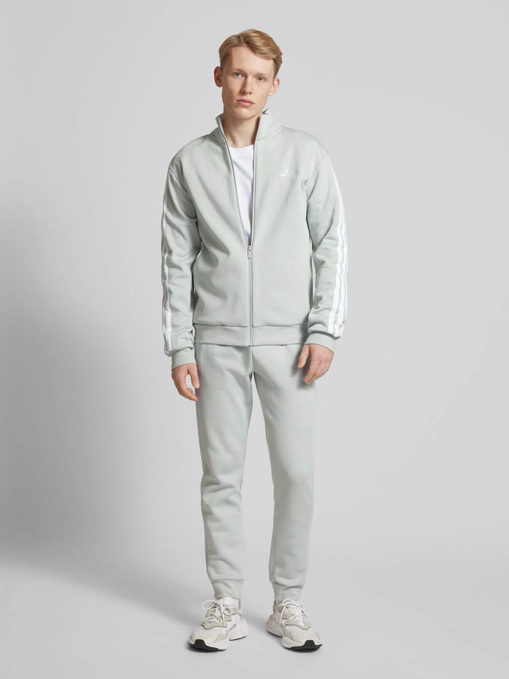 

Спортивный костюм с пришитыми этикетками ADIDAS SPORTSWEAR