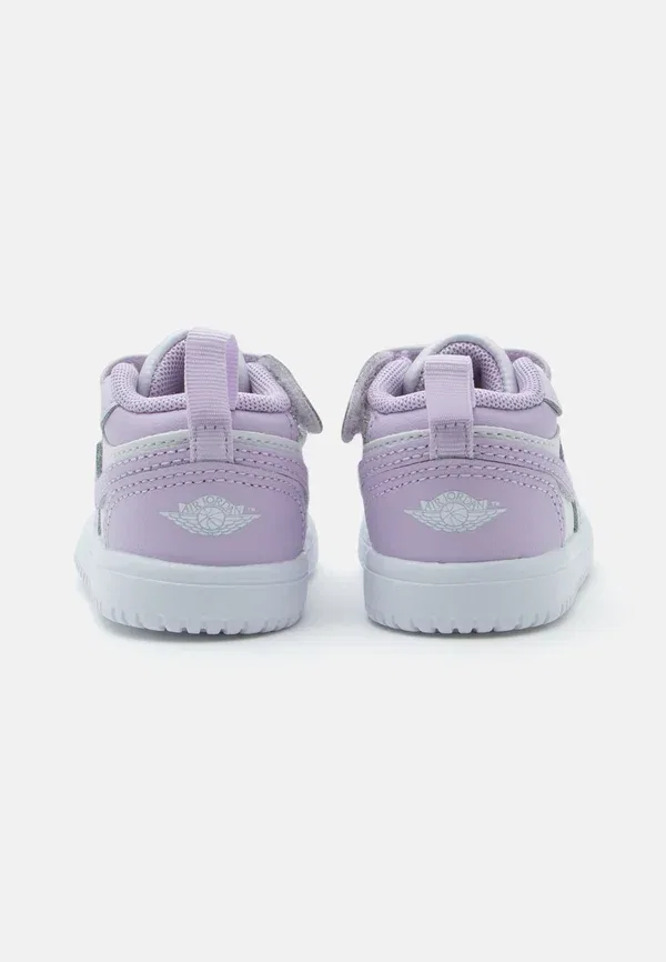 Детские кроссовки Jordan 1, едва виноградный/белый/фиолетовый туман — фото 3