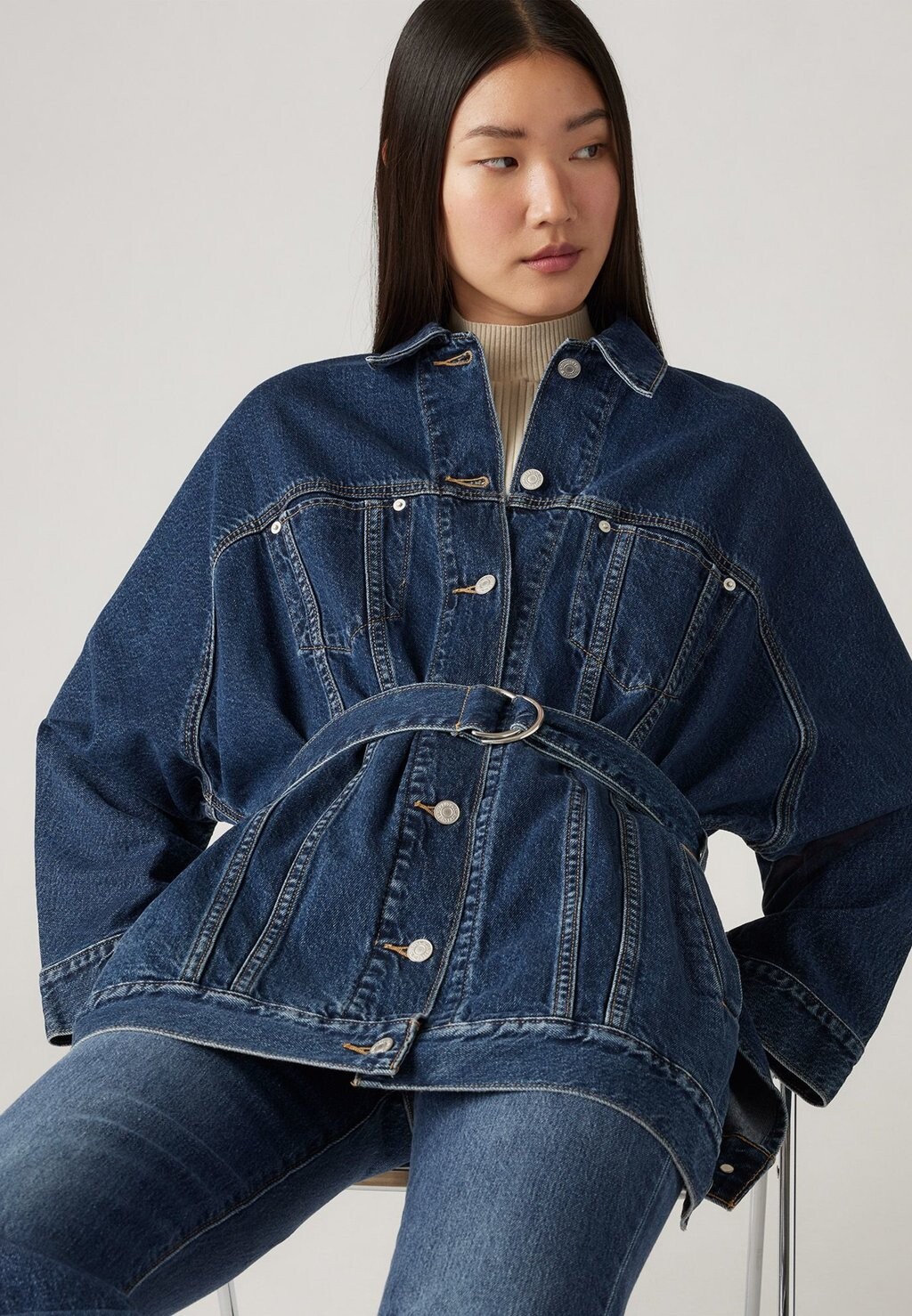 

Жакет BELTED DOLMAN TRUCKER Levi's, темно-синие джинсы