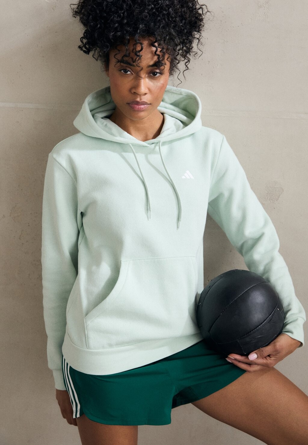 

Толстовка с капюшоном ESSENTIALS SMALL LOGO FEEL COZY HOODIE adidas, зеленый