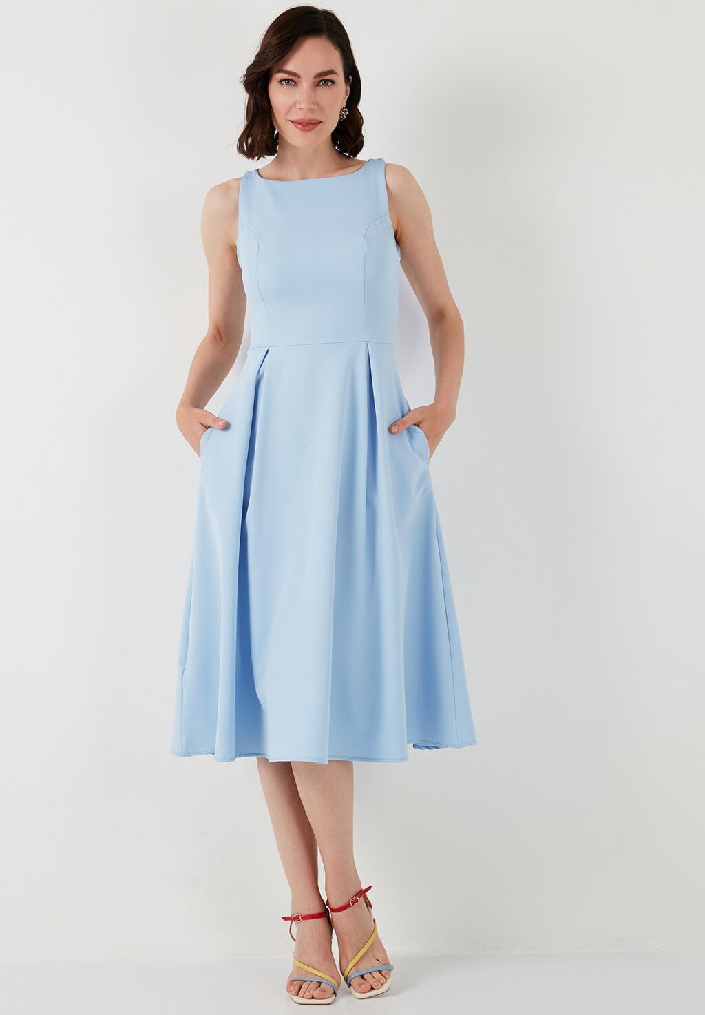 

Повседневное платье CREW NECK PLEATED MIDI LELA, светло-голубой