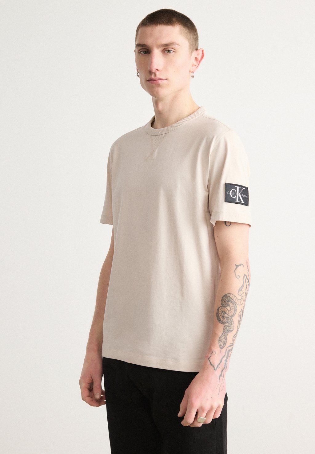 

Базовая футболка BADGE REGULAR TEE Calvin Klein Jeans, серо-коричневый