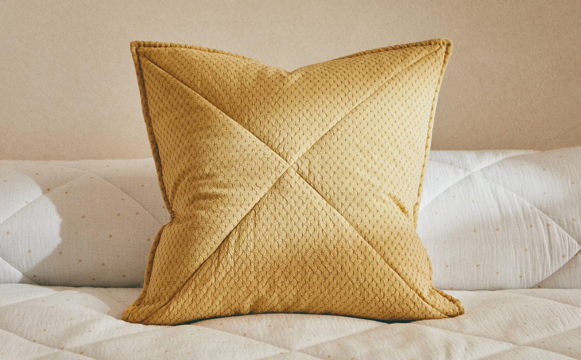 

Детский льняной чехол на подушку с мини-цветком Zara Home, горчично-желтый
