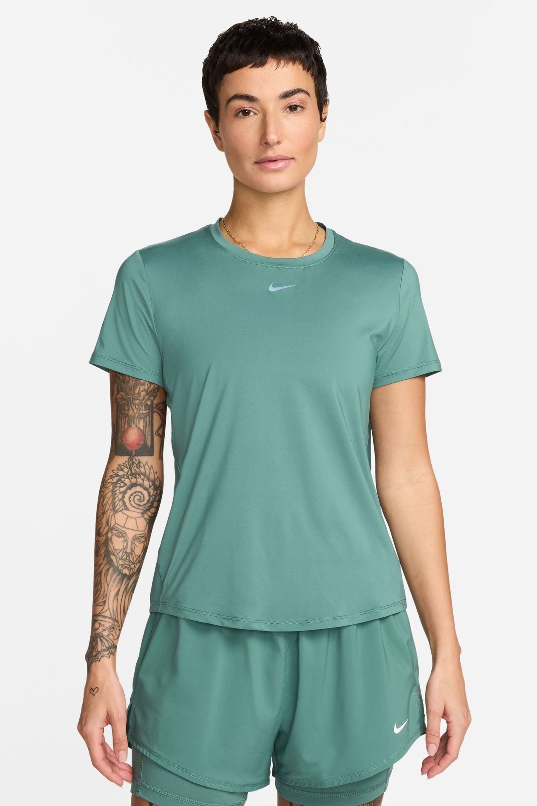 

Один классический топ с короткими рукавами dri fit Nike, зеленый