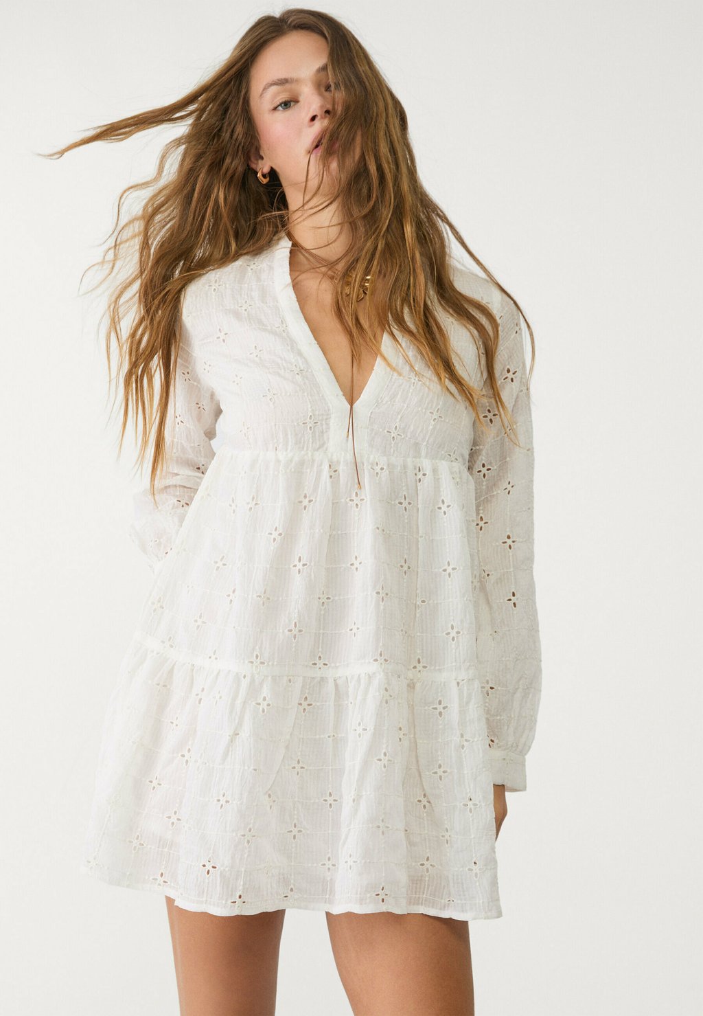 

Повседневное платье FLOWING WITH EMBROIDERY Stradivarius, белый