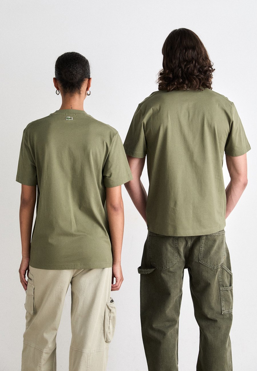 Футболка Lacoste UNISEX Olive — фото 3